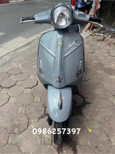 Bán xe điẹn Vespa màu xám xi măng ánh xanh hotrend 2024