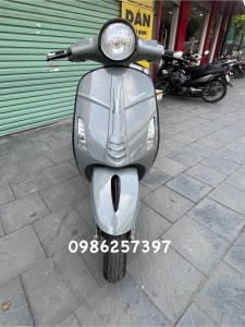 Xe điện Vespa màu xám xi măng biển hà nội